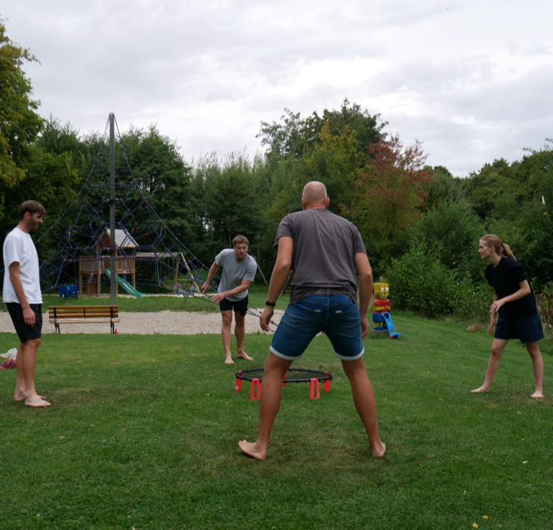 Epunks beim Spikeball spielen
