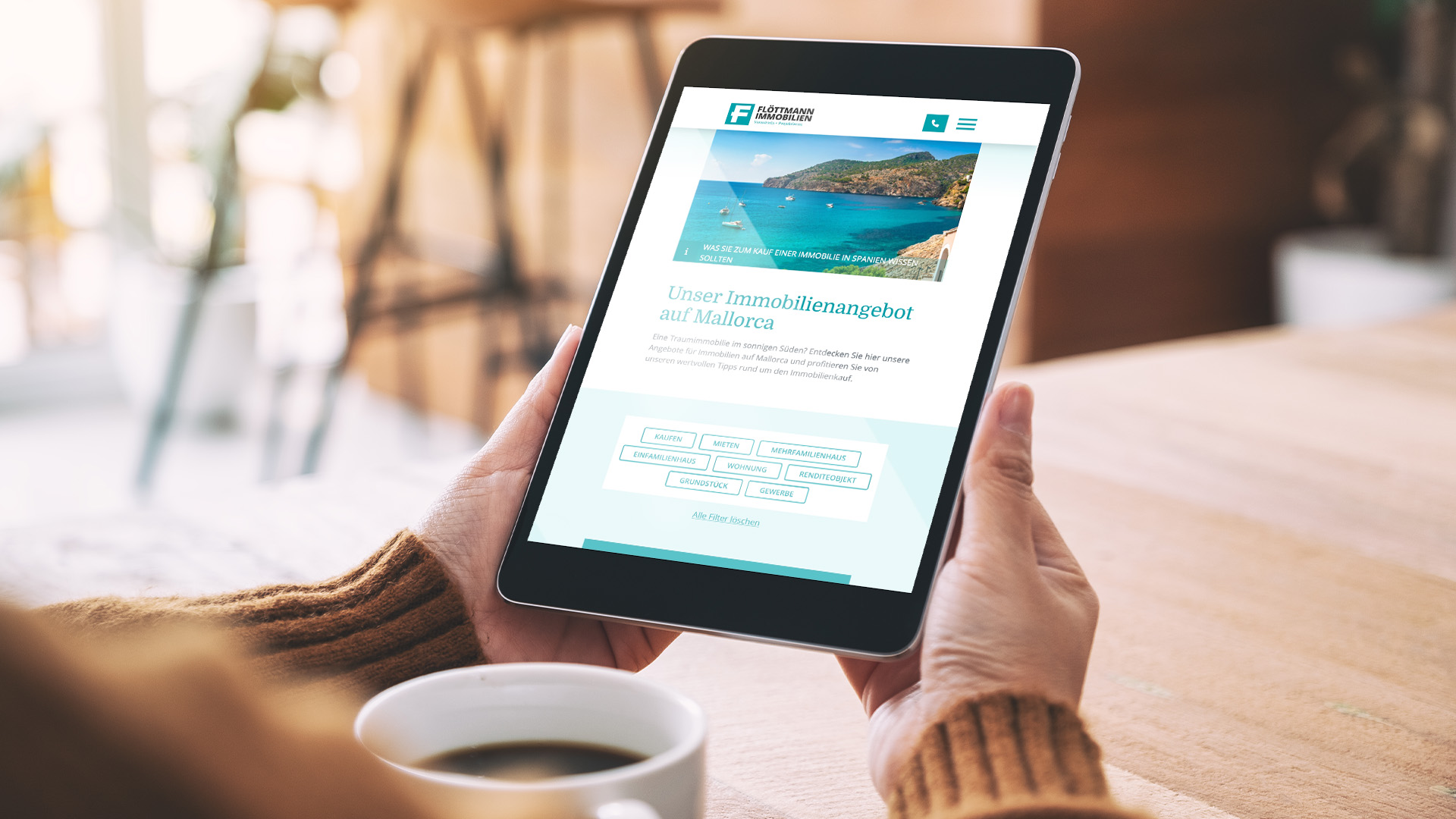 Ansicht der Flöttmann Immibilien Website auf einem Tablet Computer, mit Immobilienangeboten auf der spanisches Insel Mallorca.